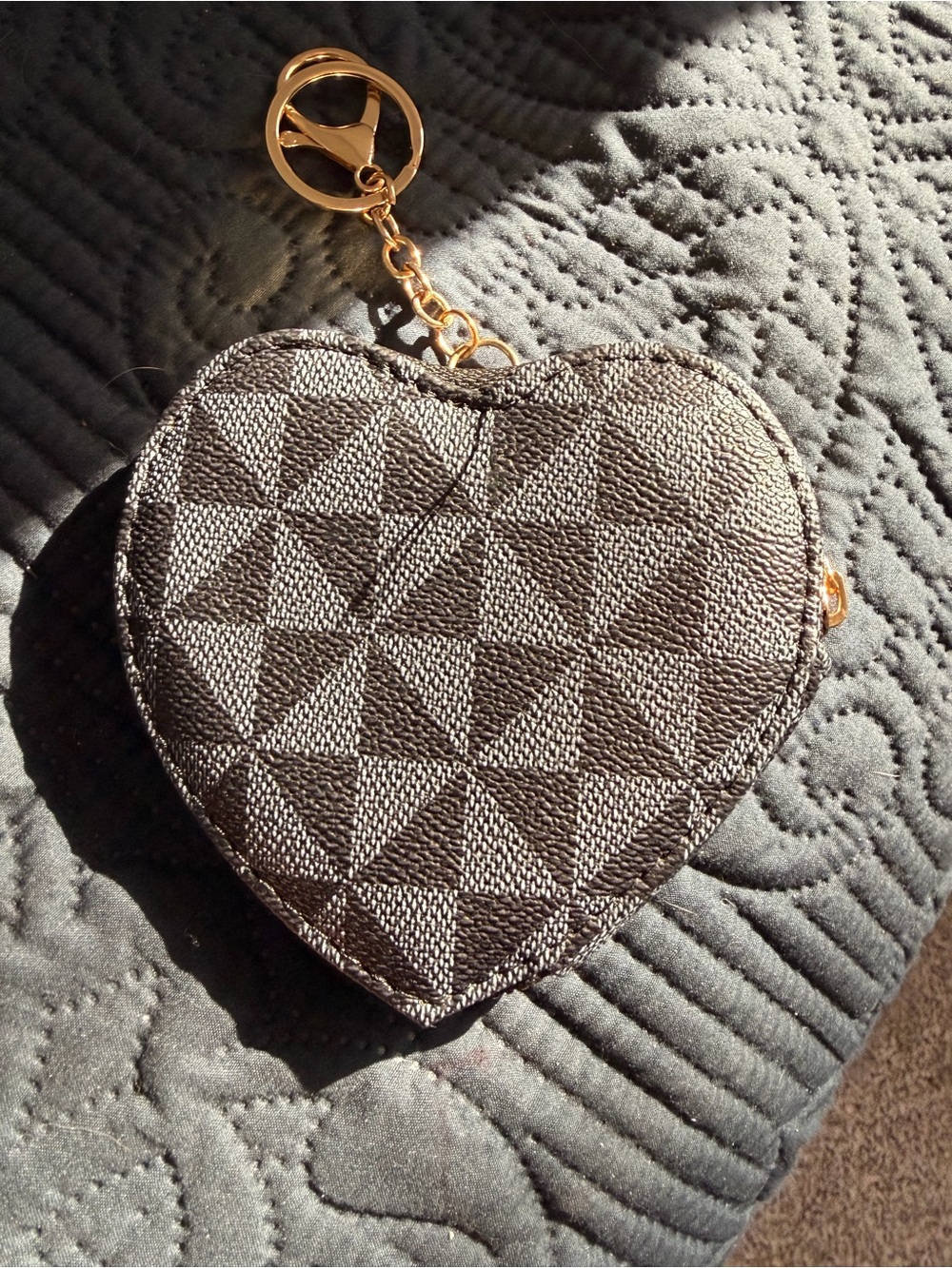 Source Unknown Black Heart-Shaped Mini Bag with Gold Keychain